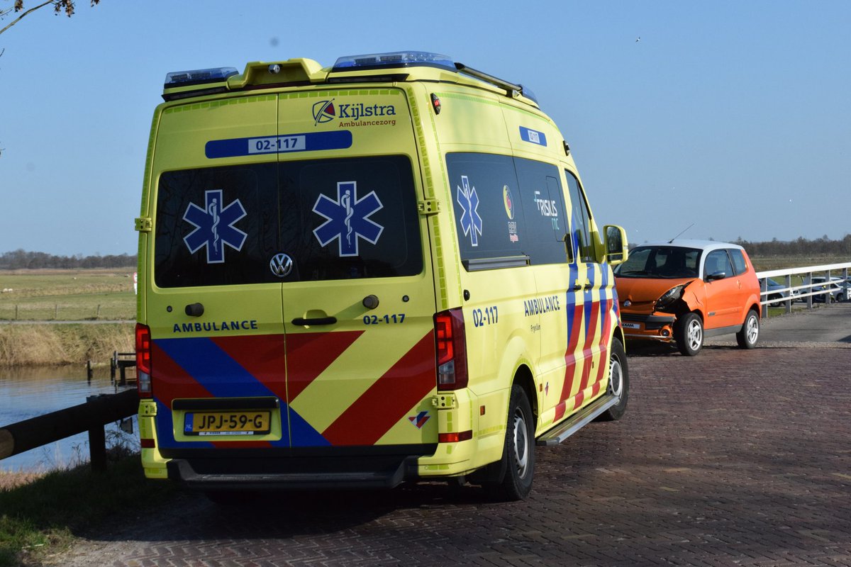 Brommobiel in botsing met personenauto bij De Westereen