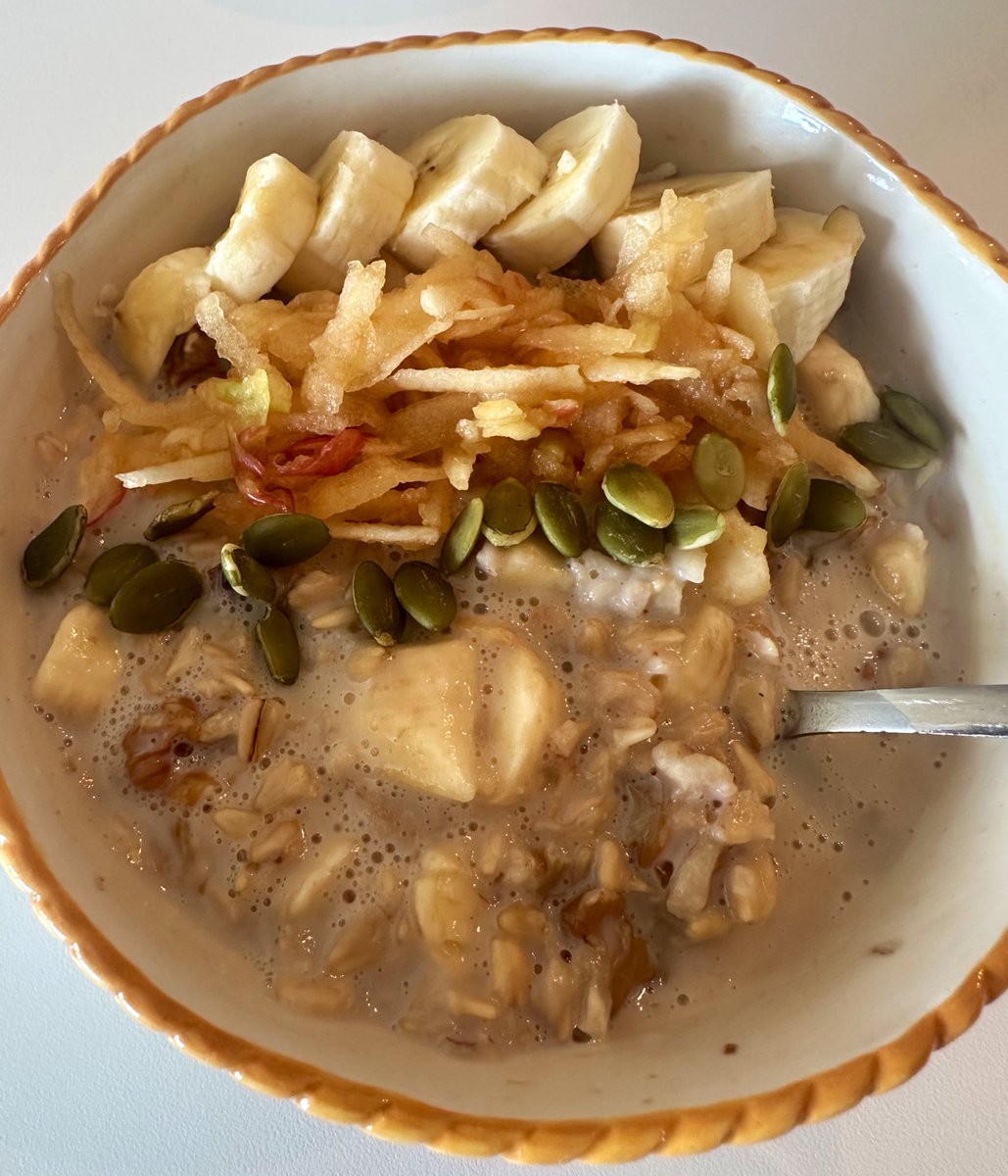 free_style_chef's tweet image. Breakfast bowls that are just as spectacular as always. 

Milk oats with banana, nuts, apple, &amp;amp; pumpkin seeds. 

Greek yogurt with shredded apple, dark chocolate chips, &amp;amp; cacao nibs. 

#brekkie #oatmeal #fruit