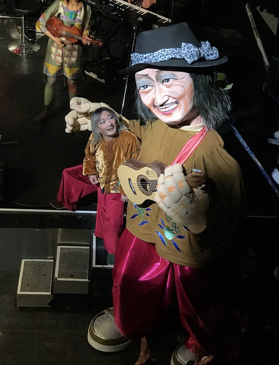 infocallithump's tweet photo. 2019年の東流会のときに撮った写真が出てきた。風煉ダンスが作った巨大ヨタロウとご本人との嬉しそうなツーショットの内の一枚はヨタロウさん本人もお気に入りだったようで、祭壇の近くに飾られた数多のスナップ写真の中の一枚に加えられていた。

闘病、おつかれさまでした。どうか安らかに。 https://t.co/uBocP4v03h