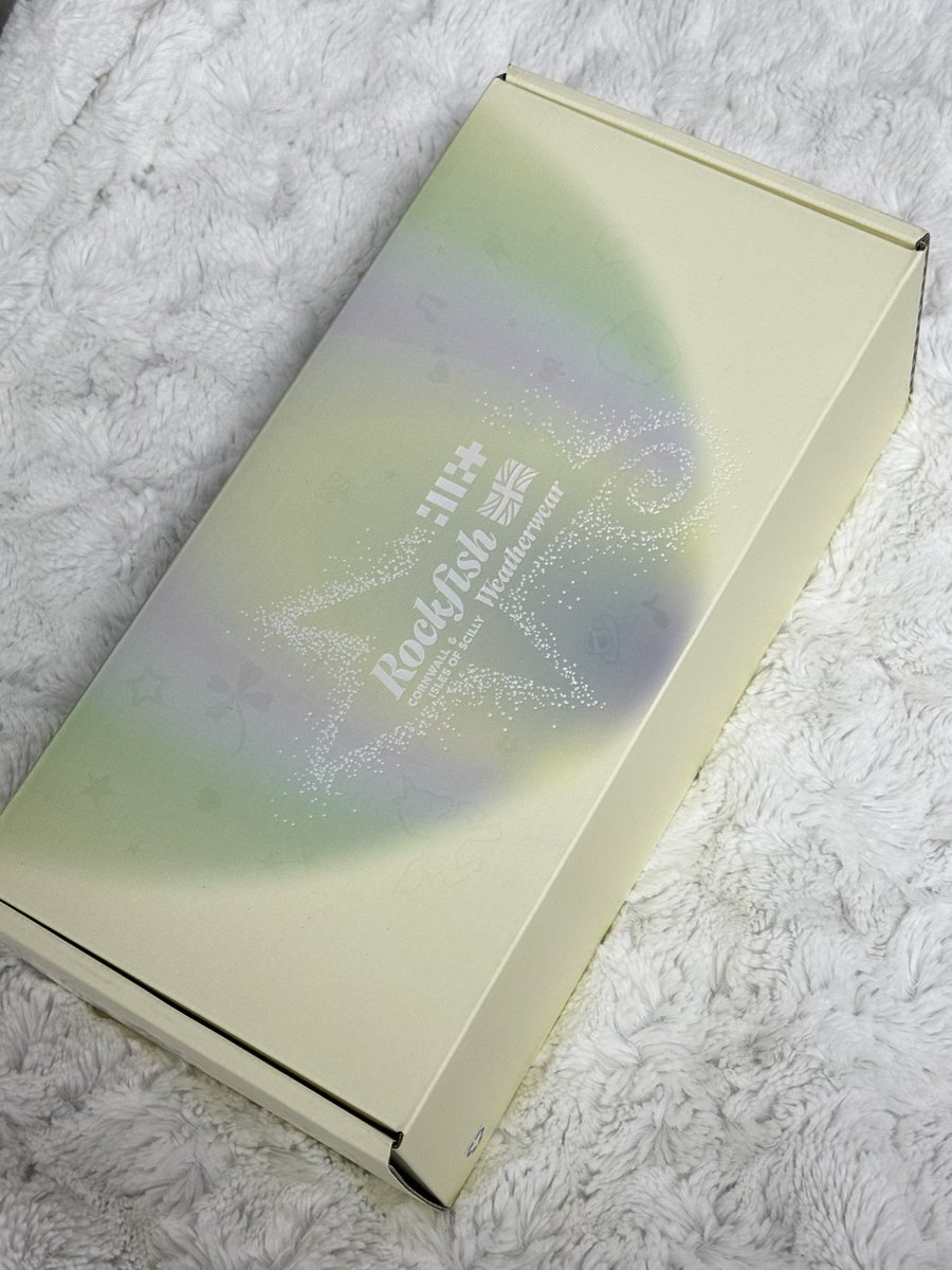 아일릿x락피쉬
이쁜데 발등 높은 사람들은 쪼금 불편할듯 ㅜㅜ
처음 끈 상태로는 발이 안들어가고, 발등이 편하게 끈을 느슨하게 묶으면 또 형태가 별로 안예쁨
25-30 신는데 230 크다 근데 깔창 넣으면 발등 더 높아져서 또 불편할듯 ㅜㅜ