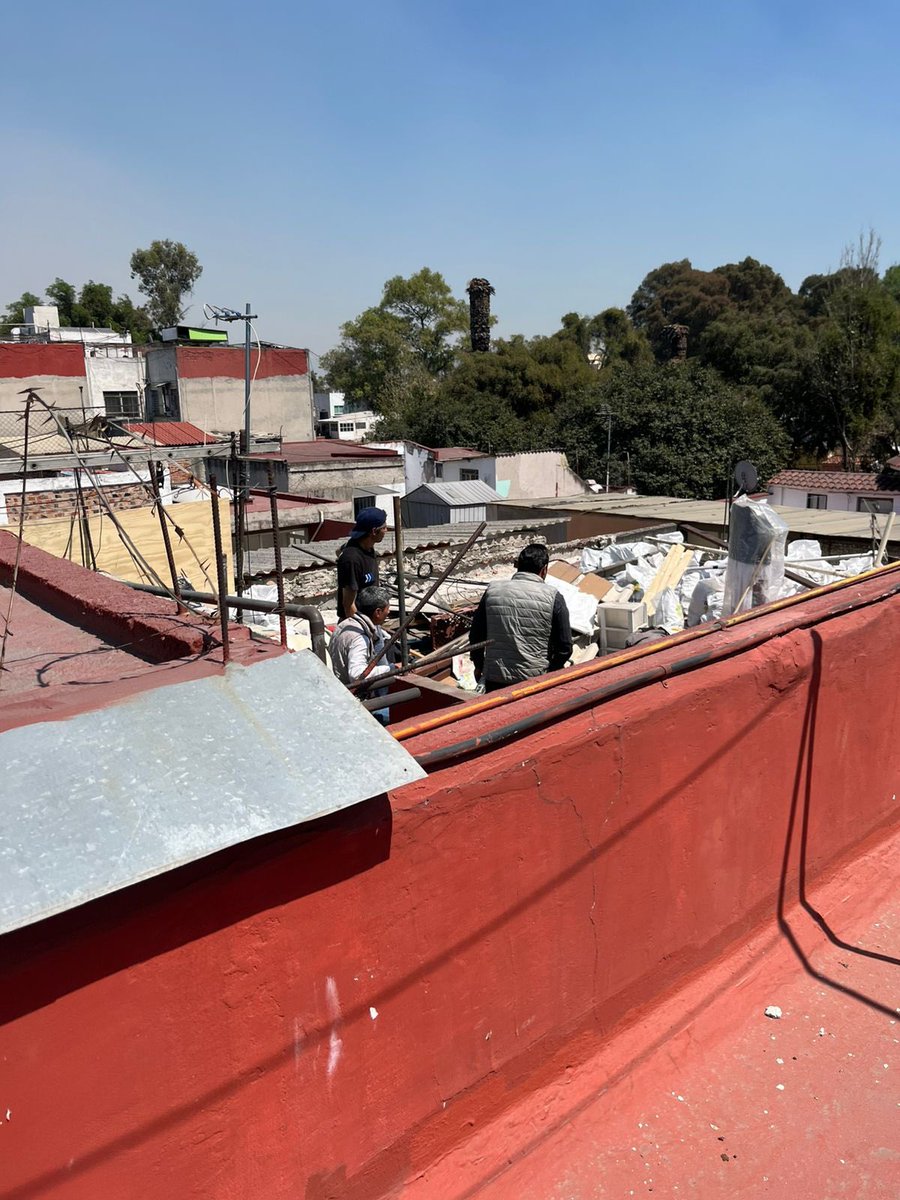 kandelaria_c's tweet photo. @NancyNunezmx Hay una obra en vid 177 que no exhibe permiso alguno. Están colocando vigas de acero en un segundo piso y generando afectaciones a edificaciones vecinas. Además de comenzar con sus actividades a las 7am. Con quien podemos checar si están actuando de acuerdo a la ley https://t.co/bfL2xy7BaL