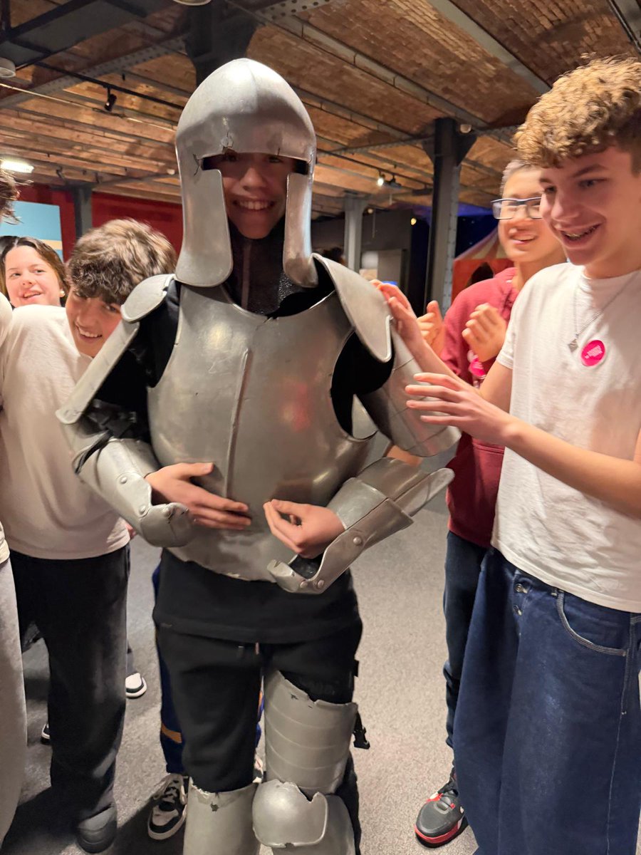 El grup de 2n d’ESO ha completat l’estudi de l’Edat Mitjana amb una visita al Museu d’Història de Catalunya .<a href="/mhistoriacat/">Museu d'Història</a>
Ens han felicitat pel comportament i el gran nivell! 👏🏽
Molt bé, 2n! 💪📚