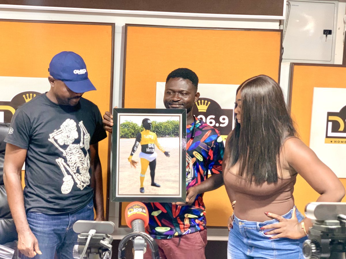 DLFM1069's tweet photo. Nana Safo presents a beautifully framed artwork he did to appreciate DLFM 106.9 Live in Tema, celebrating the timeless legacy of #DaddyLumba this #GhanaMonth.
A true symbol of love, culture, and #OneLove. ❤️✨
#LumbaNsuPa #DLFM1069 #GhanaMusic https://t.co/Li4z1u9bh9
