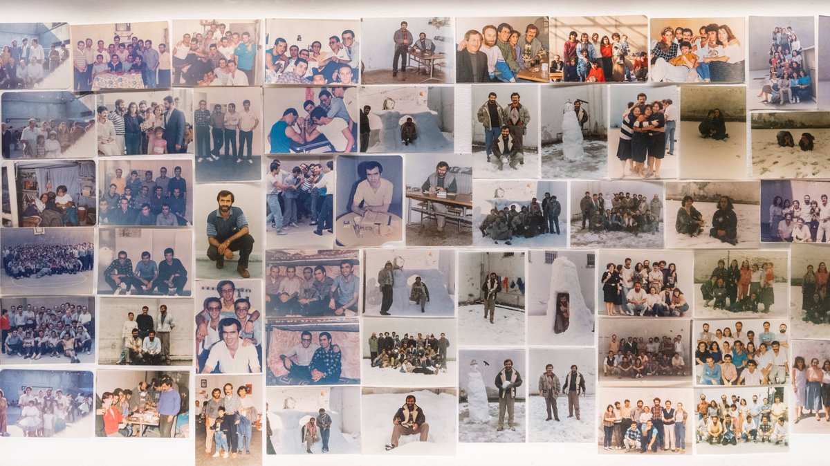 📌Aile hikâyelerinin peşinde bir sergi: “Cezaevlerinde bizim aile için ayrılmış bir ranza her zaman bulunur”

🎙️Ilgaz Gökırmaklı (<a href="/ilgazgo/">Ilgaz Gökırmaklı</a>)

▪️Sanatçı Doğa Yirik’in aile hikâyesini Türkiye yakın tarihi ile kesiştirdiği sergisi “Kesintisiz” Depo'da açıldı. Yirik’in aile