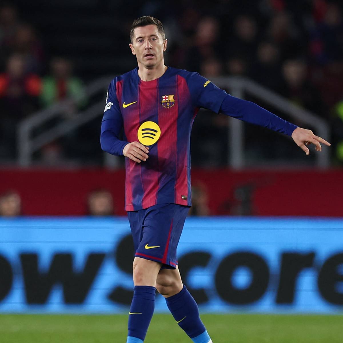 Lo necesitamos sano para todos los partidos importantes que restan esta temporada. 

Ya es suficiente el castigo de jugar con el 9 ecológico, hasta aquí la bromita.