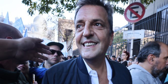 Sigue tan blindado como siempre. Al mayor delincuente de este país nadie se le anima. Vamos a ser un país en serio cuando investiguen y metan presa a esta lacra. Eso sería justicia.