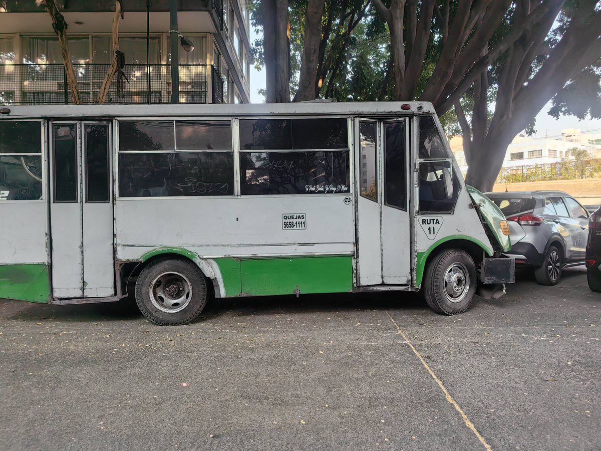 sarisaurio's tweet photo. @BlindarBJ por favor su apoyo para verificar el estatus de este microbus, esta estacionado con varios perritos adentro! Esta en providencia  esquina con viaducto, del Valle Norte! https://t.co/o1yfy6F7Q3