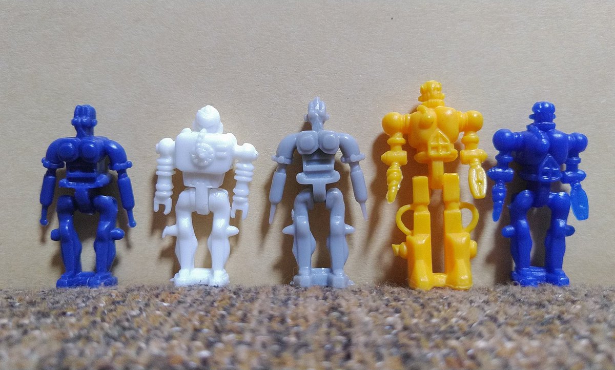 自分はフエラムネのオマケで特定のシリーズの現行・廃盤カラーを集める