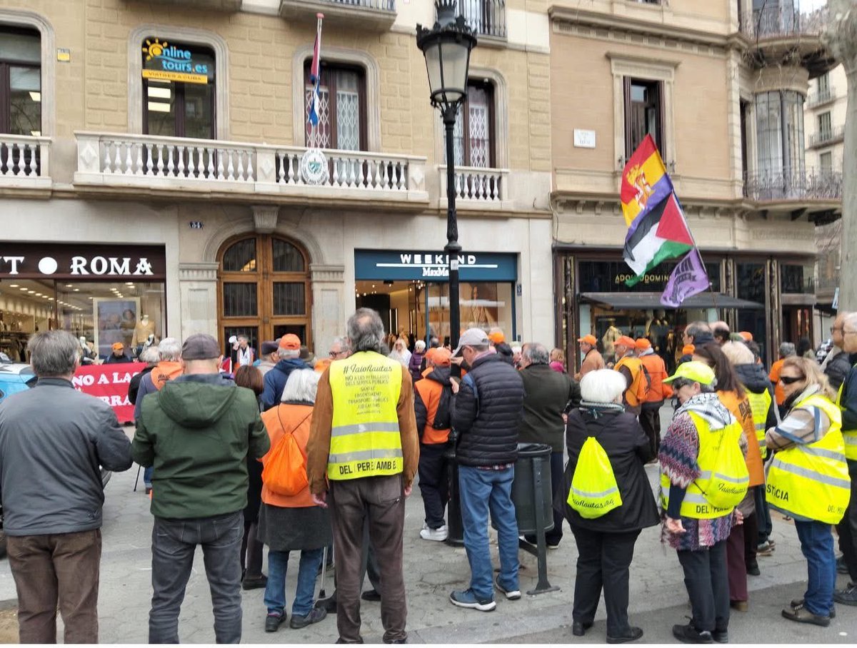 Continúa en Barcelona, demostraciones de Solidaridad con #Cuba. Frente al Consulado General, se congregaron miembros de “Marea Pensionista de Cataluña” para denunciar el bloqueo energético impuesto por los EE.UU. a Cuba. GRACIAS por acompañar nuestra razón y derecho soberano.