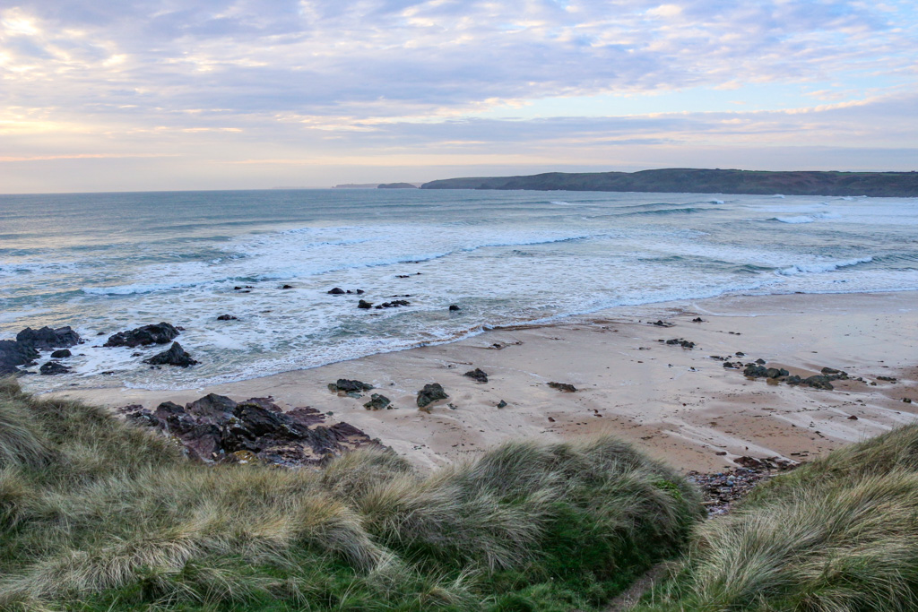 One of my favourite Pembrokeshire beaches - Freshwater West is a spectacular wide sandy bay backed with sand dunes and rocky cliffs <a href="/ItsYourWales/">It's Your Wales</a> <a href="/StormHour/">#StormHour</a> <a href="/VisitPembs/">Visit Pembrokeshire 🏴󠁧󠁢󠁷󠁬󠁳󠁿</a>