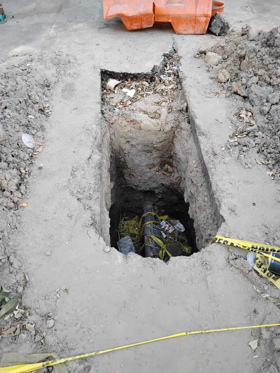 _LullabyLou_'s tweet photo. @NancyNunezmx Hace aproximadamente 3 semanas explotó una coladera en la colonia Pasteros y es el día que sigue sin arreglarse… es una zona ESCOLAR y ocurrió justo frente a un jardín de niños. Urge atención a eso.
(Intersección de calle Duraznos y Jacarandas C.P. 02150). https://t.co/biWWei9UNN