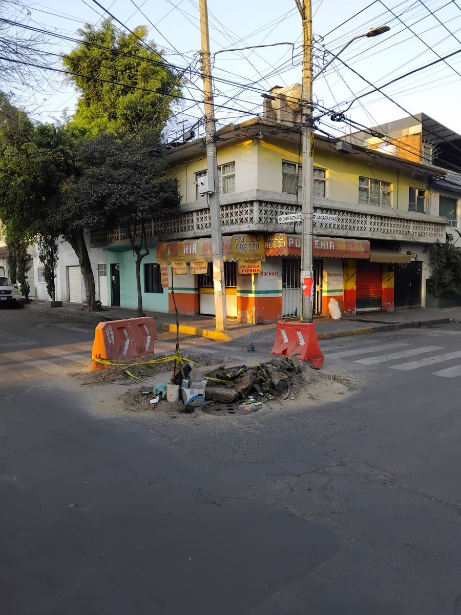 _LullabyLou_'s tweet photo. @NancyNunezmx Hace aproximadamente 3 semanas explotó una coladera en la colonia Pasteros y es el día que sigue sin arreglarse… es una zona ESCOLAR y ocurrió justo frente a un jardín de niños. Urge atención a eso.
(Intersección de calle Duraznos y Jacarandas C.P. 02150). https://t.co/biWWei9UNN