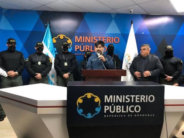 El Fiscal General de la República, Johel Zelaya, juramentó este miércoles al general Ramiro Fernando Muñoz como nuevo director de la Dirección de Lucha Contra el Narcotráfico (DLCN)

#ElCorpusTvNoticias #ELCORPUSTV