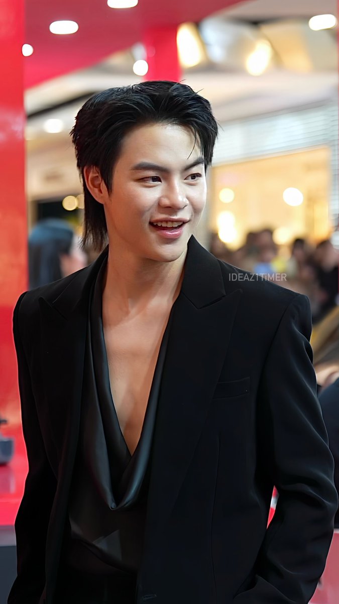 Kris K. on his duty

#MARCKRIS 
#BERRYCRUSHXMARCKRIS
#BERRYCRUSH 
#YSLBEAUTYTH