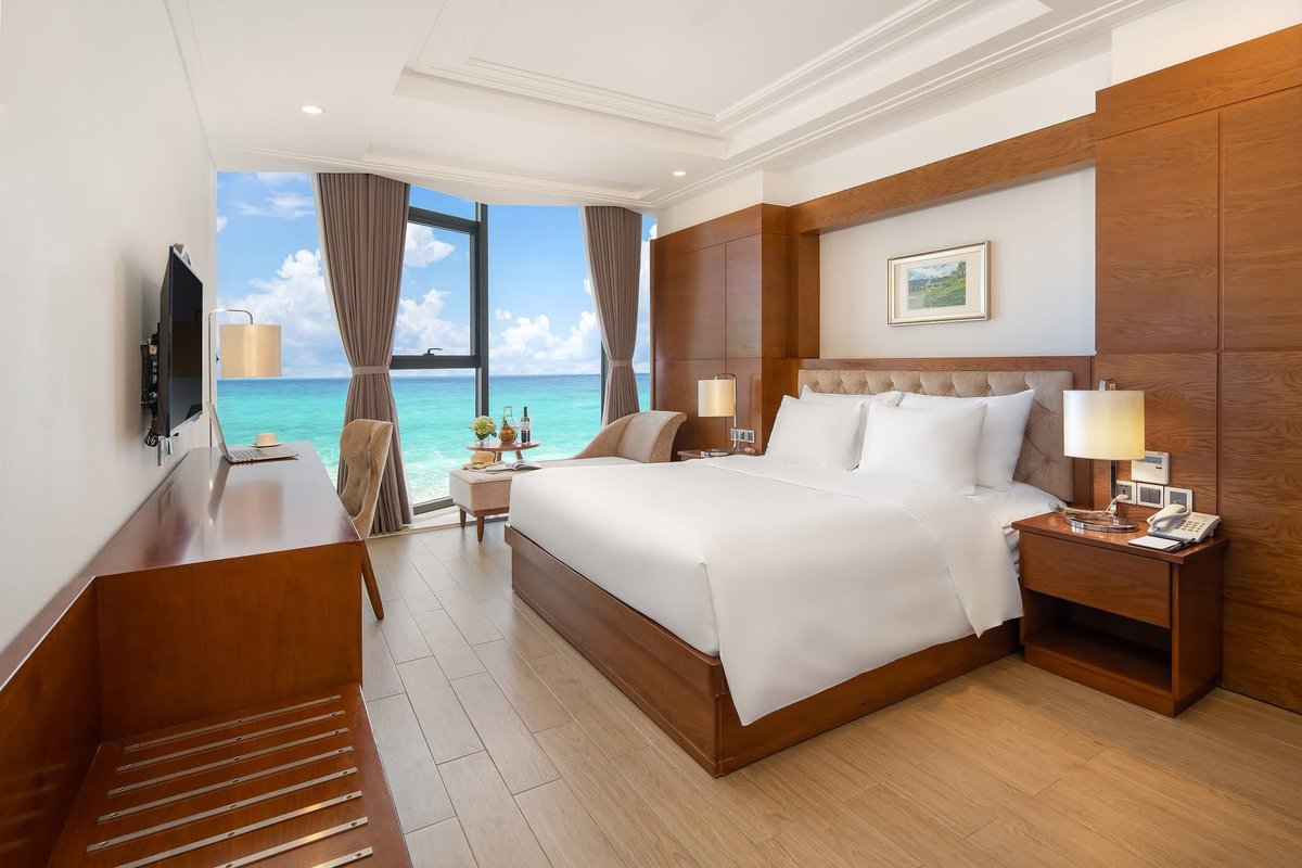 VivuStay's tweet photo. Chiều lòng cả nhà, VivuStay lên ngay một khách sạn siêu sang trọng luôn nè.

📍Paris Deli Danang Beach Hotel - 236 Võ Nguyên Giáp, phường An Hải, Đà Nẵng.

Khách iu nhanh chóng inbox cho VivuStay để nhận được phòng xinh nha!
#VivuStay #Danang #ReviewReal https://t.co/8VJbbyym5d