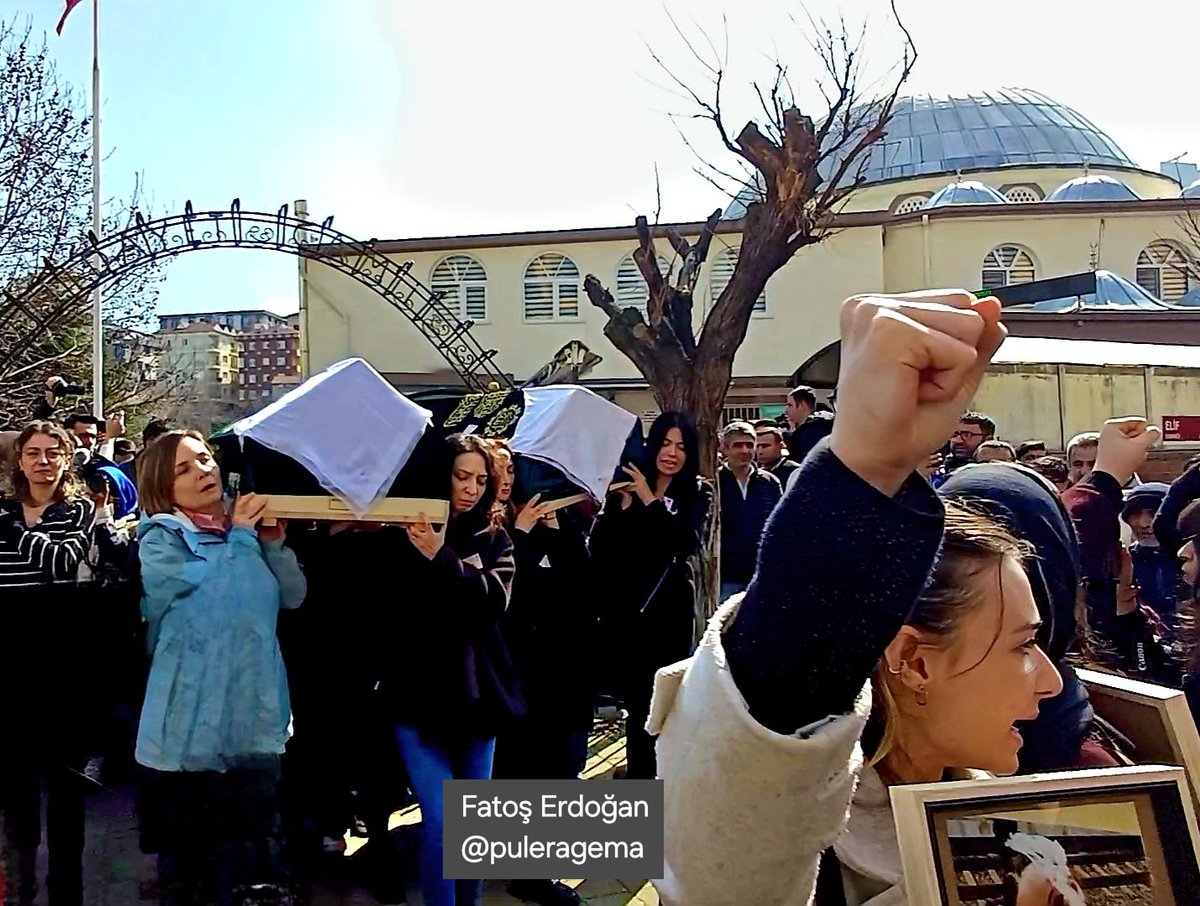 puleragema's tweet photo. #FatmaNurÇelik ve kızı #Hifaİkra aynı boylarda iki tabuta koyuldu. 

Erkeklerin tabutları taşımasına izin vermeyen Kadınların omuzlarında mezarlığa getirildiler. 

Kendinden büyük tabuttan mezarlığa indirildi Hifa, toprağını kadınlar attı. 

Fatma Nur Çelik, cinsel istismara uğradı, zorla evlendirildi, kızı oldu, aynı adam tarafından cinsel istismara uğradı, nöbet eylemi yaptı, 'başıma bir şey gelirse intihar demeyin' dedi.

Kuran'a Hizmet Vakfı yöneticisi Ayhan Şengüler, öz kızına cinsel istismarda bulunduğu raporlar ve uzman görüşleriyle ortaya konulmasına rağmen ‘kaçma şüphesi yok’ gerekçesiyle tutuklanmadı.

Fatma Nur Çelik ve kızını yalnız bırakan aile üyeleri mezarlıkta cenazelerini sahiplenip kadınlara "şov yapmayın" dedi!
