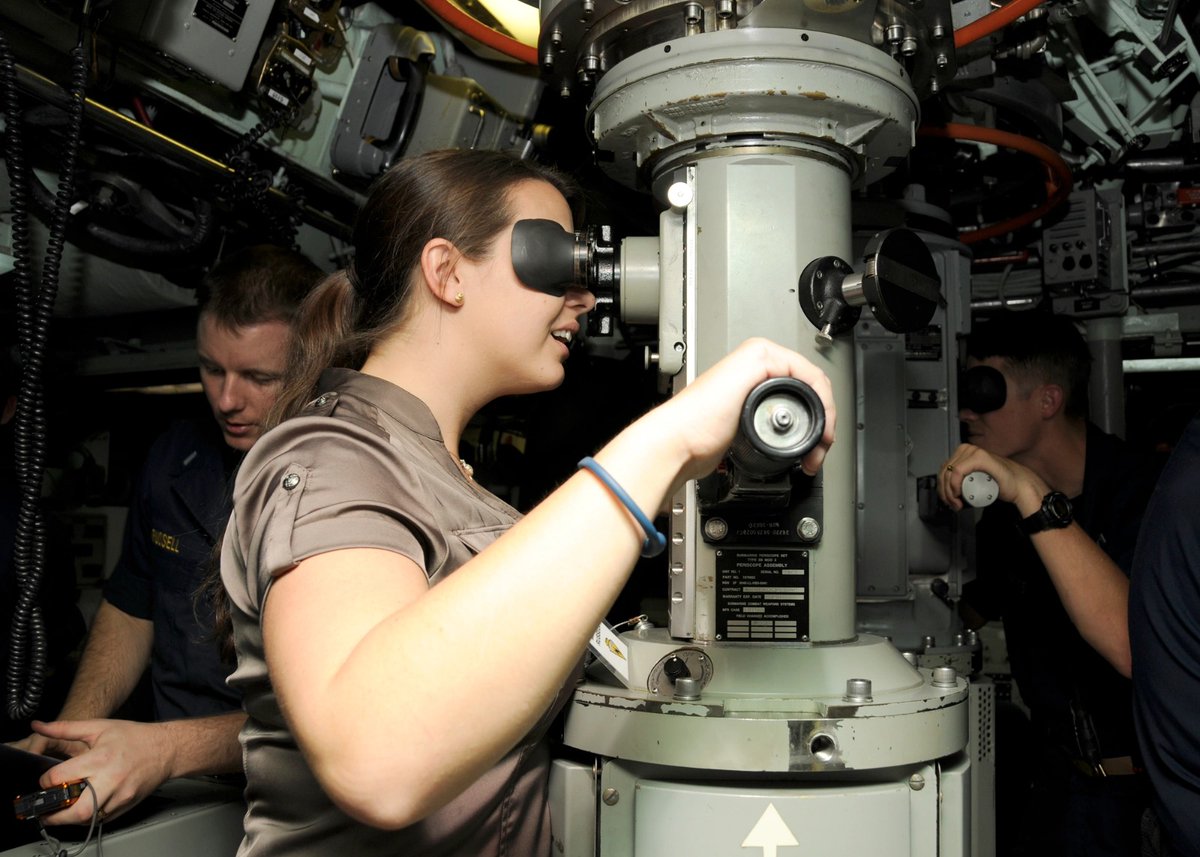 البنات الأمريكيات بيشتغلوا ضابطات غواصات عسكرية، 
هم بيقودوا الغواصات وبيخططوا لعمليات، واحنا لسه بنخاف نسيب البنت تمشي لوحدها

لا وبنختلف 
 تلبس تنورة ولا بنطلون؟

وتقعد ازاي؟
تحط رجل على رجل
 ولا تحط رجلها جنب بعضها 😅