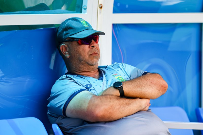 Narendra7186's tweet photo. This gentleman looks "grovel" and  "grovel" during the match. #T20WorldCup2026 #NZvsSA @ProteasMenCSA 

Dear Host,
@BCCI 
@SriLankaTweet 

Why prepare a pitch like this.
Don't "grovel" this gentleman 😞😞😞 https://t.co/SWbfHMc1ci