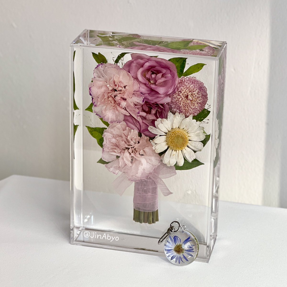 ㅇㅏ근데 다시생각해도 전역하자마자 허그회, 회전목마 팬미, 하이터치, 솔앨2개에 예능, 달석, 콘서트까지 행보가 레전드라 그 억까판에서도 팬들 활짝 웃고 행복하게 만들어준게 진짜 대단하고 멋짐. ‘사랑이 다 이겨’ 라는 미친 사랑예찬론자의 낙관적 믿음이 진실일수도 있다는걸 첨으로 느꼈네