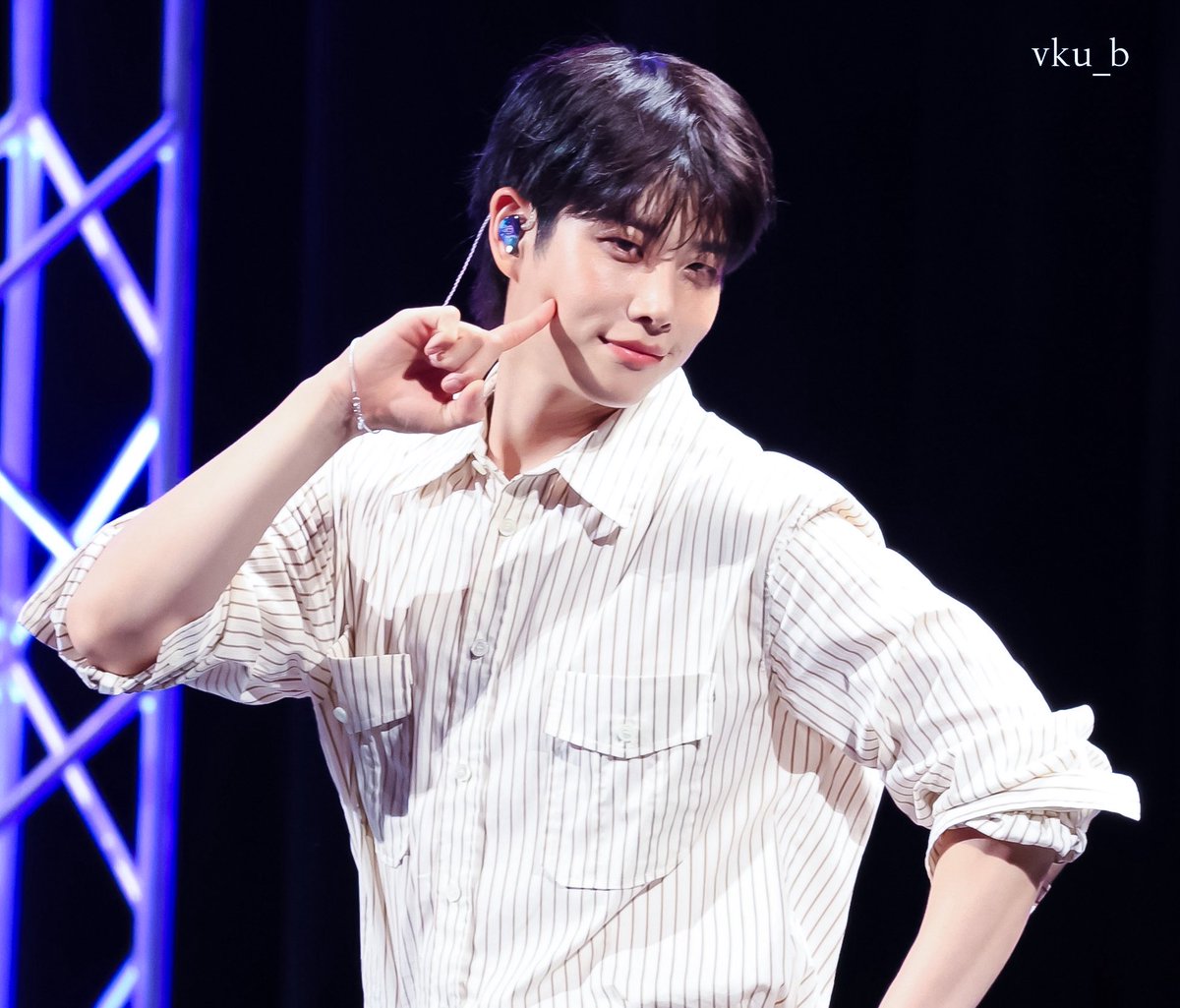 vku_b's tweet photo. 왜냐하면 오빠가 무대 위에서 빛나는 모습은 너무아름답고 멋져서 행복을 받고ㅜㅜ
그저 행복만은 아니거든

#봄날의_해피바이러스_엠제이_HBD https://t.co/bU3vRdTdS5