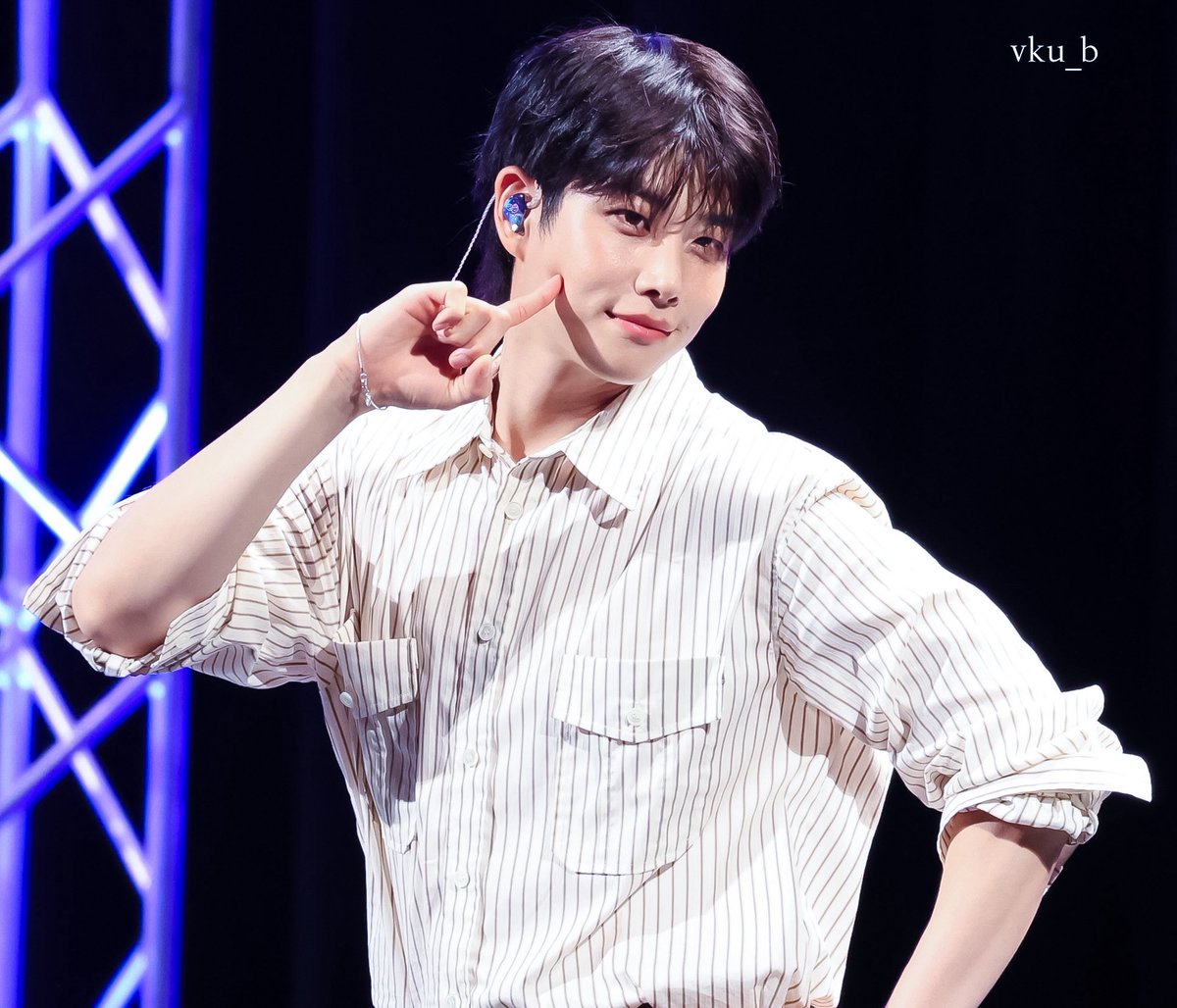 vku_b's tweet photo. 왜냐하면 오빠가 무대 위에서 빛나는 모습은 너무아름답고 멋져서 행복을 받고ㅜㅜ
그저 행복만은 아니거든

#봄날의_해피바이러스_엠제이_HBD https://t.co/bU3vRdTdS5