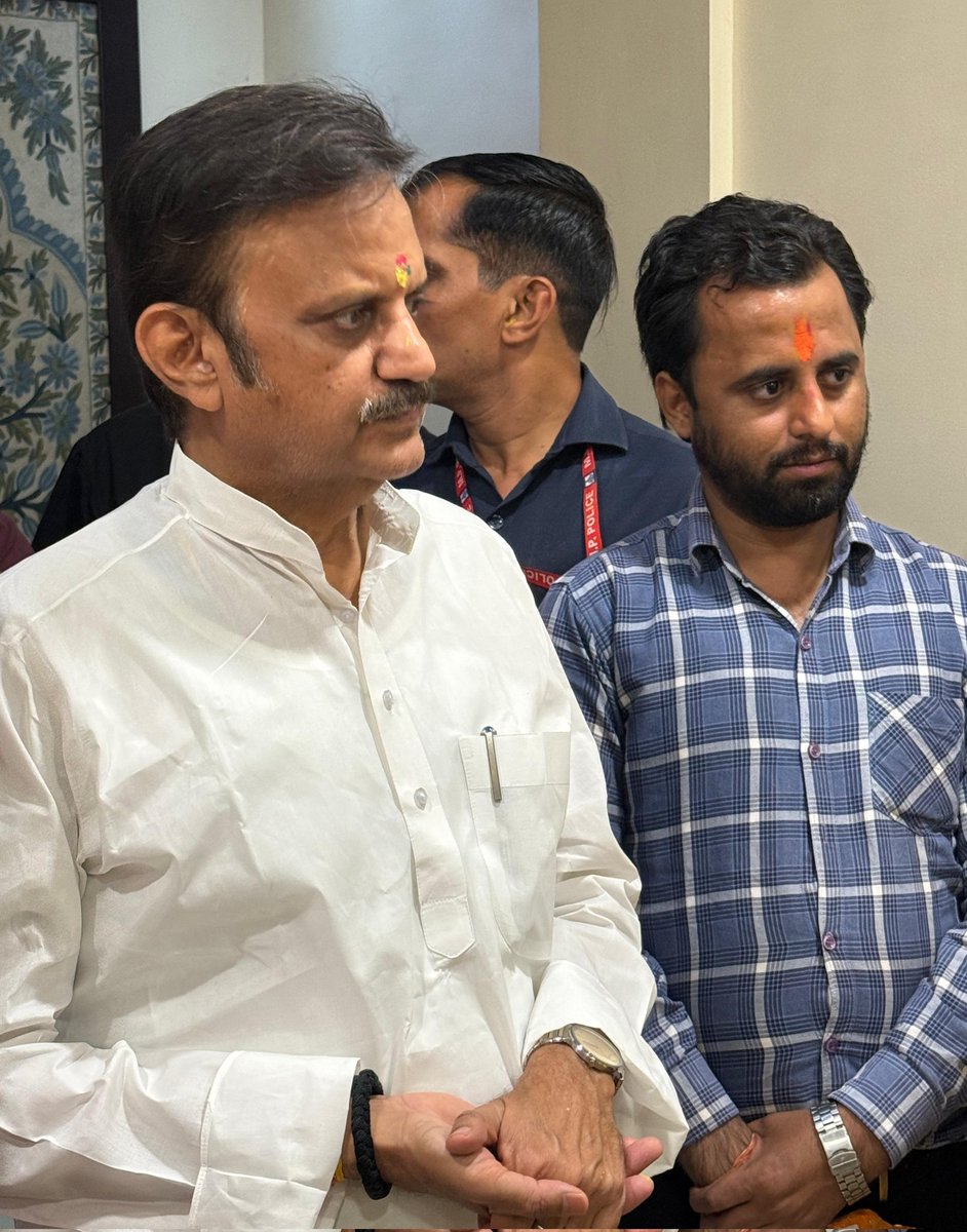 आज रीवा में अपने नेता माननीय उप मुख्यमंत्री राजेंद्र शुक्ल जी से भेंट कर होली की शुभकामनाएं दी💐💐 <a href="/OfficeOfRShukla/">Office Of Rajendra Shukla</a> <a href="/rshuklabjp/">Rajendra Shukla</a>