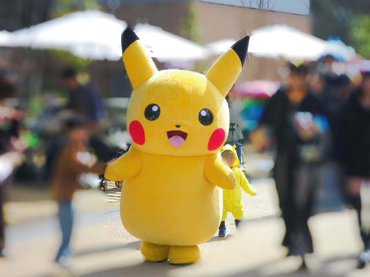 ピカチュウ⚡️ と後ろに小さなピカチュウが…！！ #ポケパークカントー