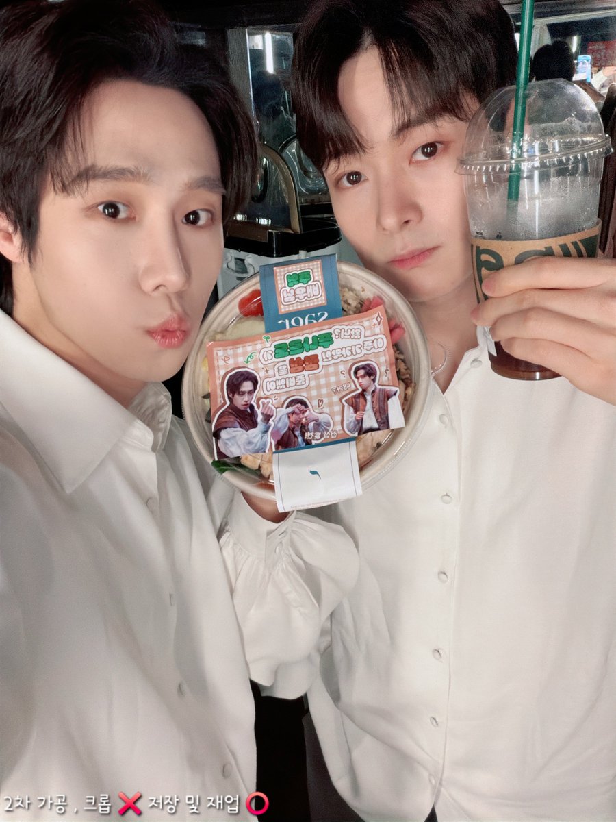 260304  박주혁 배우님 🌿 연극 엘시노어 🏰 
도시락 서포트 

" 왔늬 ❓️푸나르도가 아주 기가 막힌 점심을 준비했어. " 
" 푸어티즈의 디저트는 화려해 ‼️ " 

무대 위에서 땀을 뻘뻘 💦흘리시며 열연으로 항상 웃음을 주시는 박주혁 배우님과 엘시노어 팀을 응원하기 위해 마티네 공연 전 탄단지