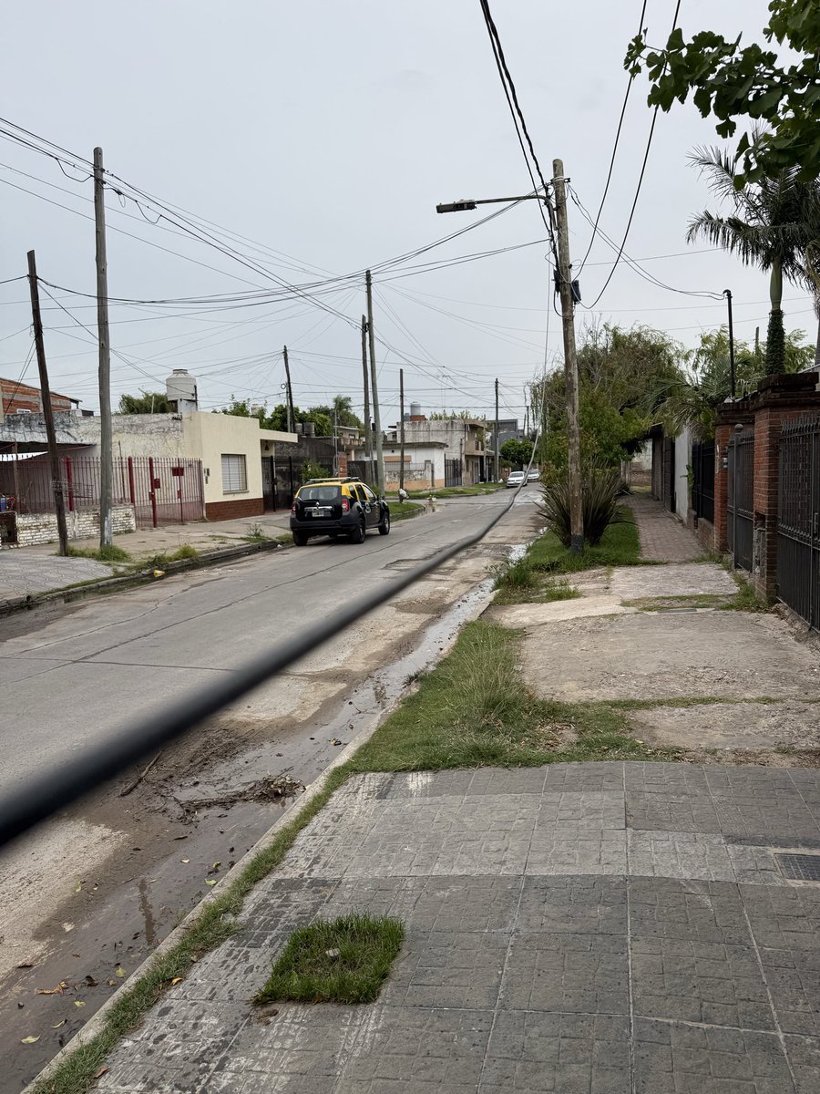 danielmisino's tweet photo. @OficialEdesur el nivel de desidia y descontrol que demuestra en los barrios d Quilmes q están abandonados es muy fuerte vienen arreglan y rompen 4 dejaron los cables cajas demás con riesgos de peligro @canal26noticias @todonoticias @CronicaTV @Continental590 @C5N @DNDConsumidor https://t.co/Hw9bAYgxD8