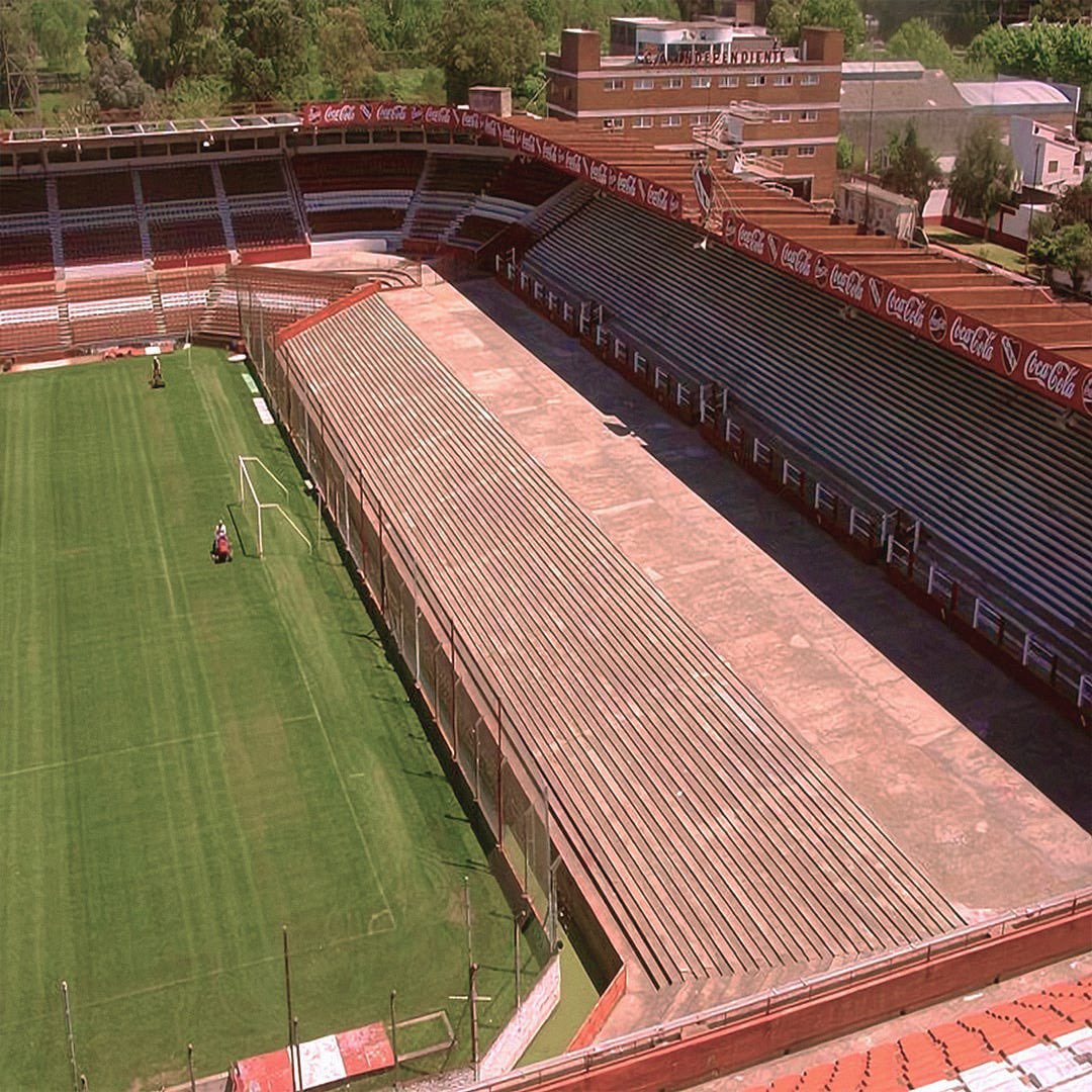Los que nos criamos aqui aprendimos que la gloria no era un sueño, era una costumbre. Libertadores, noches coperas eternas, tribunas que latían como un solo corazón.
La Doble Visera no fue solo un estadio: fue el templo donde el Rey de Copas forjó su leyenda.