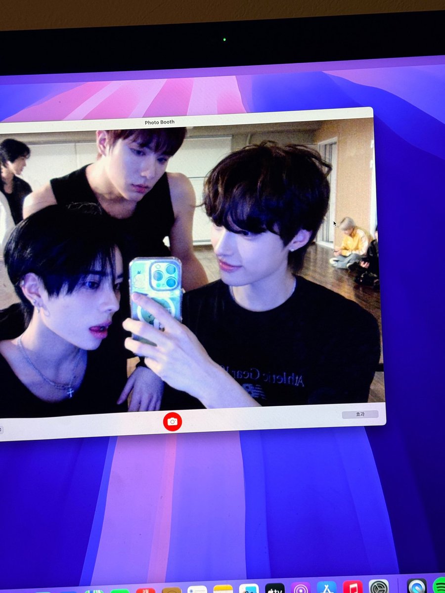 헉…파란 불빛 아래서도 너무 잘생긴다…✨