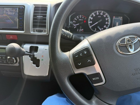 teammho's tweet photo. 【Pレンジ】「P」だけで駐車していませんか？

オートマ車の「P」は、実はたった1本の細いピンで支えられています。
駐車するとき、サイドブレーキ（パーキングブレーキ）をかけずに「P」だけで済ませていませんか？

実はPレンジに入れたとき、ミッションの中で「パーキングロックポール」という小さな爪がギアに引っかかっているだけなんです。

坂道で「P」だけだと： その細いピンに、数トンの車重がすべてかかります。

もしピンが折れたら： 車は無人でどこまでも転がっていきます。
手順は必ず「フットブレーキを踏んだまま、サイドを引いてから、Pに入れる」こと。

これでミッションの寿命も伸び、万が一の事故も防げます。

坂道でPに入れて、車が若干下がってガチャっとロックがかかると、次回シフトチェンジしようとする時に相当大きな力が必要になります。

坂道ではフットブレーキを踏んだまま、サイドブレーキをかけてからPに入れる。これがポイント

 #オートマ車 #駐車 #カーライフ