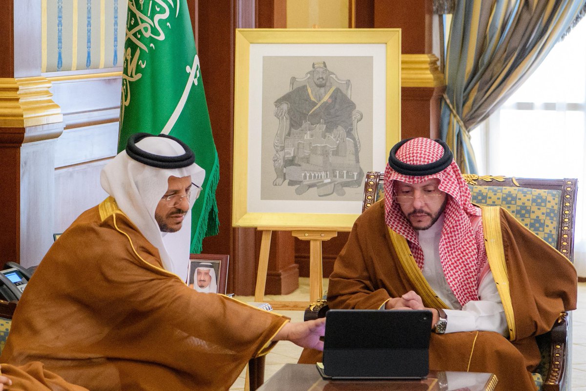 AlharamainSA's tweet photo. استقبل صاحب السمو الملكي نائب أمير منطقة المدينة المنورة الأمير سعود بن نهار آل سعود، الرئيس التنفيذي لـ #هيئة_الحرمين المهندس غازي بن ظافر الشهراني، ونائبه لشؤون المسجد النبوي المهندس تركي بن عبدالعزيز البنيان، لاستعراض الجهود والخدمات المقدمة لقاصدي المسجد النبوي وخطط تطويرها، بما يعزز الجودة ويرتقي بتجربة الزوار والمصلين.