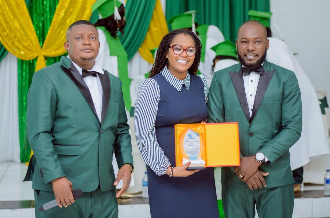 sterline_civil's tweet photo. CANURS m’a offert bien plus qu’une invitation : un véritable moment de grâce aux côtés de la 12e promotion « Louis Pasteur ». Recevoir cette plaque d’honneur, c’est un rappel puissant de la responsabilité qui m’habite, continuer à me tenir aux côtés de la jeunesse, à croire en elle et à défendre son droit à l’excellence. À toute l’équipe et aux diplômés, merci pour la confiance et l’inspiration. Tant qu’il existera des lieux où l’on forme des soignants avec rigueur et humanité, l’espoir gardera un visage.