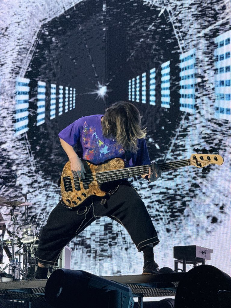jungtotheji's tweet photo. ryota &amp; toru 🎸🎸
#ONEOKROCKinMNL2026 https://t.co/H382FBCr6Z