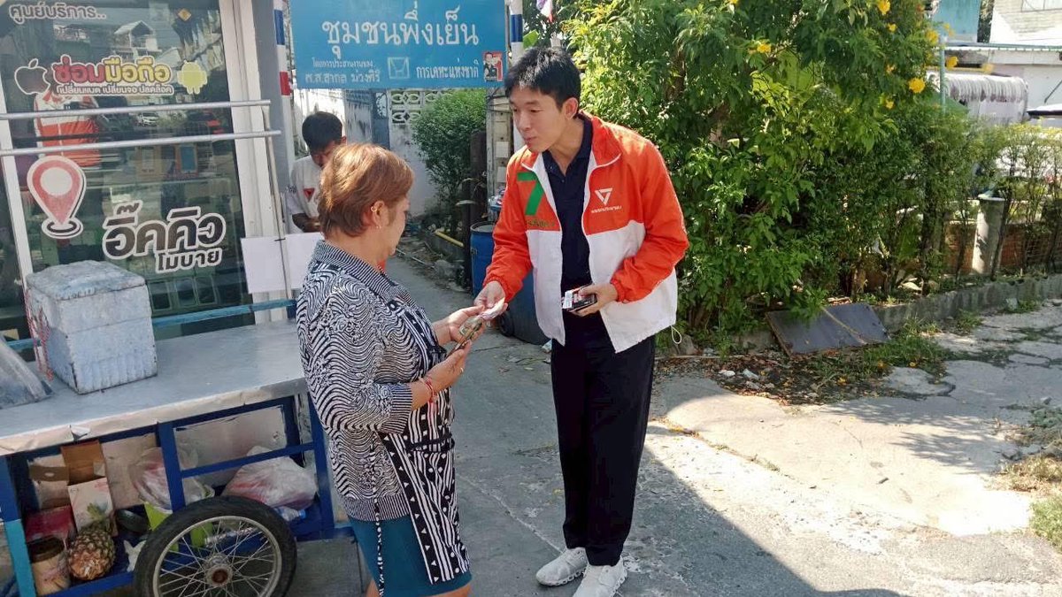 [ ลงพื้นที่ 3 ชุมชน ขอบคุณและรับฟังปัญหาพี่น้องประชาชนในพื้นที่ ]

วันนี้ผมได้ลงพื้นที่พบปะและขอบคุณพี่น้องประชาชนในชุมชนวัดนาค-สี่บาท ชุมชนวัดกำแพง และชุมชนพึ่งเย็นที่ให้การต้อนรับและพูดคุยแลกเปลี่ยนความคิดเห็นกันอย่างใกล้ชิด

ในส่วนของ ชุมชนพึ่งเย็น
