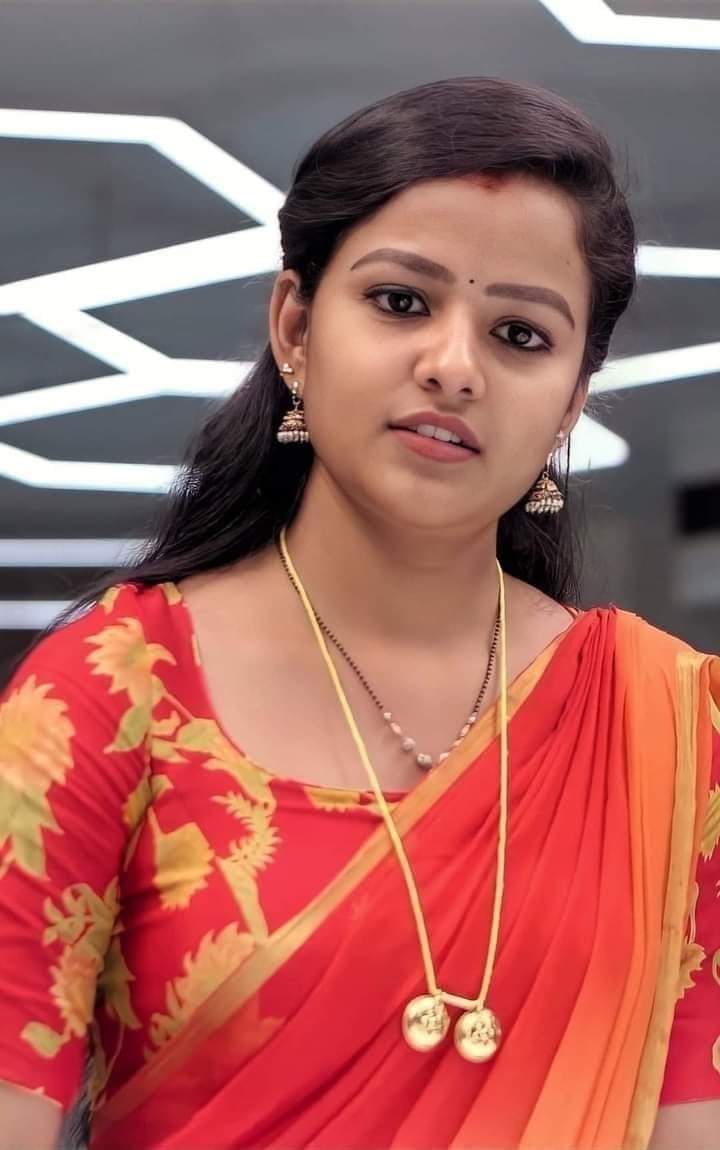 Hubby: ippo edhukkudi ipdi thaaliya veliya thonga pottu suthitrukka?

Wife: unga friends vanthadhula irundhu enna appdi paathutu irukaanga

Hubby: Adiyei intha thaali look la paathadhaandi avanunga innum tempt aavaanunga ithukooda theriyaama

wife: ufff therunjukuran irunga