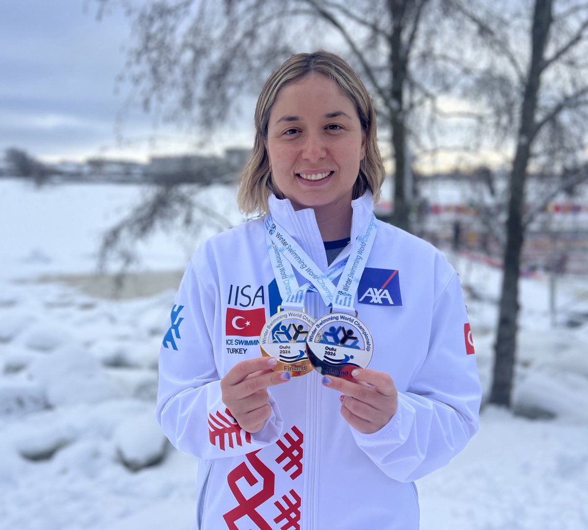 Tebrikler Bengisu👏

İzmirli ultra maraton yüzücümüz Bengisu Avcı, Finlandiya'da düzenlenen 2026 Dünya Kış Yüzme Şampiyonası'nda 30-39 yaş arasında dünya rekoru kırdı.

Bizleri bir kez daha gururlandıran Bengisu'yu en içten dileklerimizle tebrik ediyor, başarılarının devamını