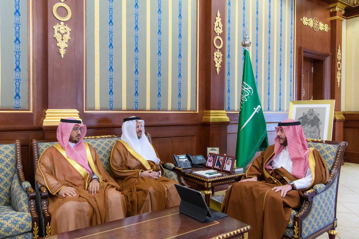 wmngovsa's tweet photo. استقبل صاحب السمو الملكي نائب أمير منطقة المدينة المنورة الأمير سعود بن نهار آل سعود، الرئيس التنفيذي لـ #هيئة_الحرمين المهندس غازي بن ظافر الشهراني، ونائبه لشؤون المسجد النبوي المهندس تركي بن عبدالعزيز البنيان، لاستعراض الجهود والخدمات المقدمة لقاصدي المسجد النبوي وخطط تطويرها، بما يعزز الجودة ويرتقي بتجربة الزوار والمصلين.