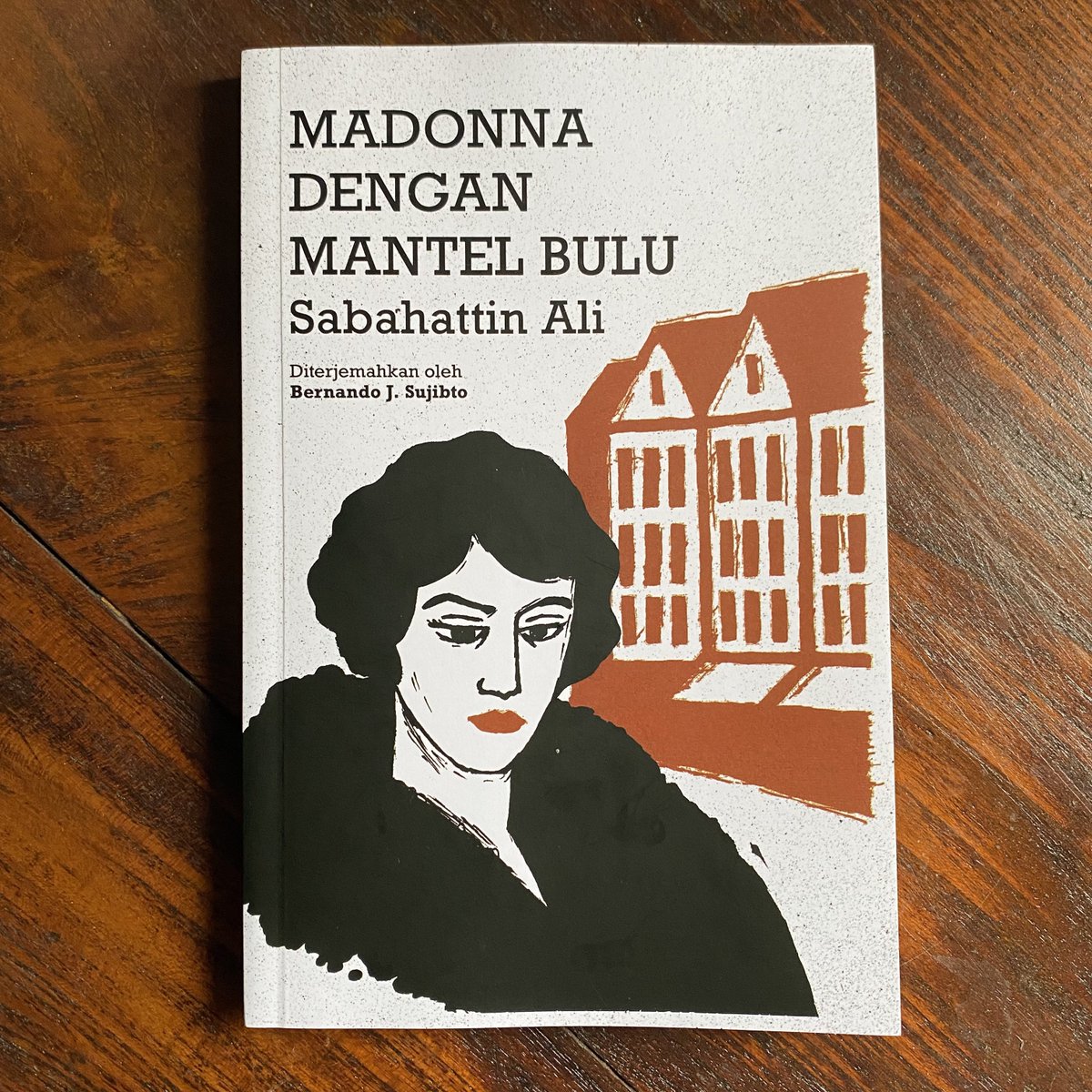 Sial, ini buku apaan? Pedih bener. 😢

Raif Effendi menemukan rumah justru ketika sedang menjauhinya.