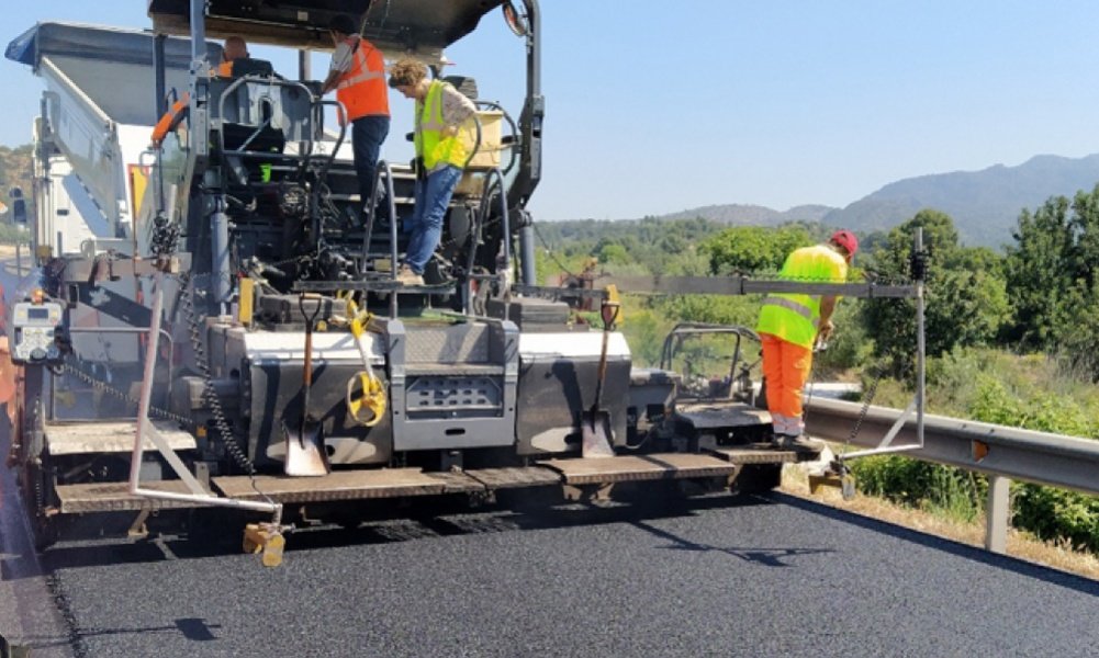 territoricat's tweet image. 🛣️ Invertirem més de 10 M€ en la millora del ferm en 90 quilòmetres d’una quinzena de carreteres de les comarques gironines.

🗣️ #Consellera @SilviaPaneque: "Estem doblant la inversió en el manteniment dels ferms de les carreteres i reduint la petjada de carboni".

🚧 Les