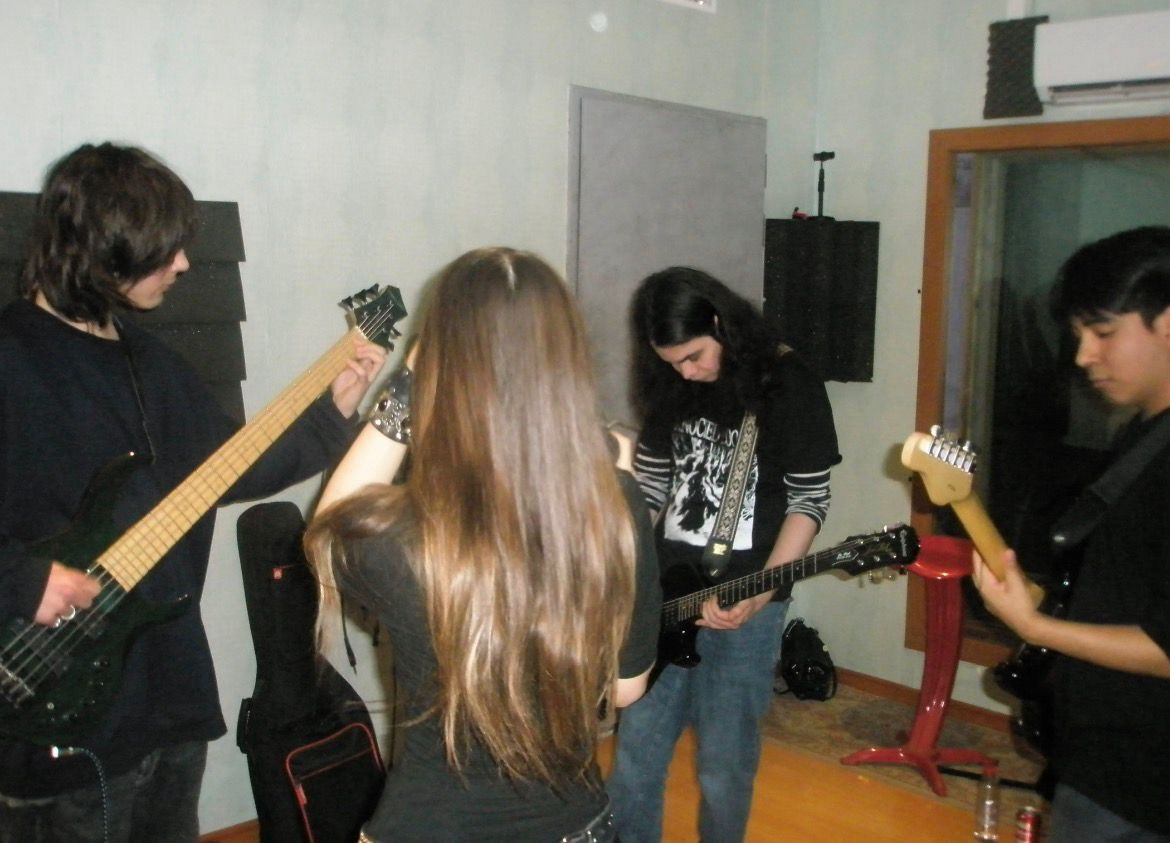 Brutalovsky's tweet photo. Ensayando con mi nueva banda #rockband #rockalternativo #nuevoartista https://t.co/jdHTLfhI4C