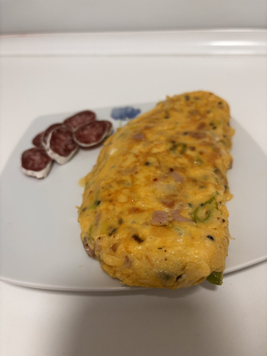 FERABELJO's tweet photo. A cenar 
Tortilla de ajetes, puerro y jamón y un poquito de fuet para acompañar.

#cocinando #ricorico #hechoencasa #comesano #comebien #cocinar #modochef #acomer #saborrr #afuegolento https://t.co/2NMRMUVuiu