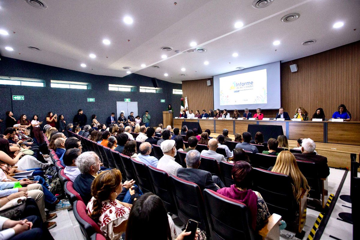 KarlaPlanter1's tweet photo. En cuanto llegué a mi queridísimo #CUCSH noté el trabajo que ha realizado su comunidad en este primer año… como los espacios rehabilitados y su nuevo Ingreso Seguro. 

¡Muchas felicidades por este primer informe, rectora Dulce María, y a todo tu equipo! Reconozco el trabajo en sus espacios físicos, pero también el académico: las y los 259 integrantes del SNII, los programas como Criminología, Letras, Filosofía, Docencia del Inglés y Didáctica del Francés que ya están acreditados, y que el 100% de su oferta de posgrado esté reconocida en el Sistema Nacional de Posgrados. Y, por su puesto, lo que realizan en la agenda de cuidados y salud mental. 

Todo ello habla de la solidez y la excelencia que se construyen aquí todos los días, en una comunidad diversa, reflexiva y crítica, tan necesaria frente a los retos actuales. Auguro muchas cosas buenas para el #CUCSH.