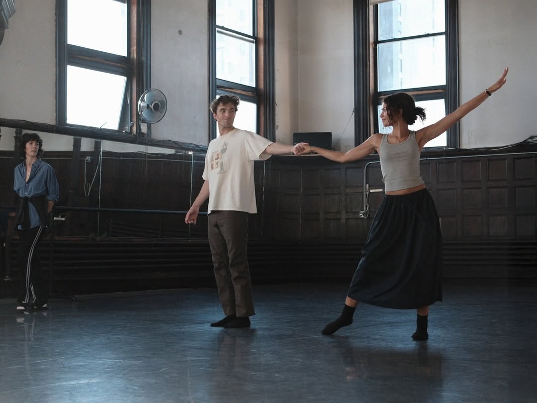 Robert Pattinson and Zendaya as Charlie Thompson and Emma Harwood in THE DRAMA! 

(thedancecomplex)