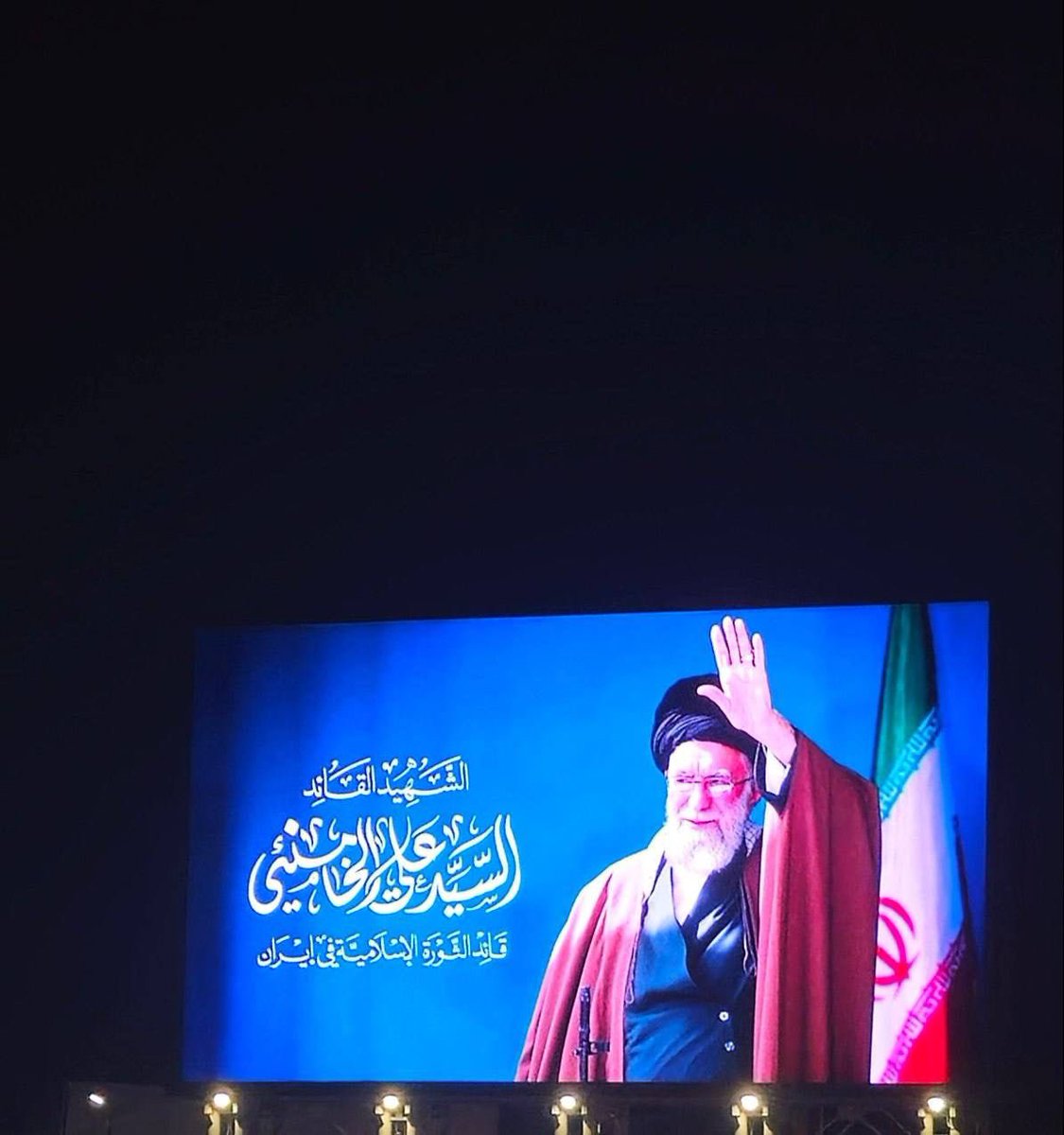 العاصمة اليمنية صنعاء ترفع صور  السيد الشهيد قائد الثورة بالجمهورية الإسلامية في إيران الامام السيد علي خامنئي رضوان الله عليه