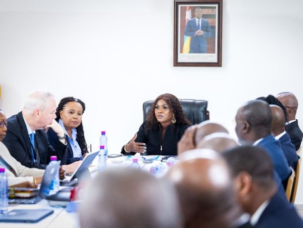 tg_antoi8's tweet photo. Ministre, Secrétaire #SandraJohnson et la Banque mondiale évaluent le programme de résilience (#PRA). Entre opération #Koundjoaré et #PURS, l'objectif est d'optimiser les futurs financements #IDA21 pour protéger durablement les populations face à l'extrémisme.
#Togo https://t.co/XsFPXXKtkZ