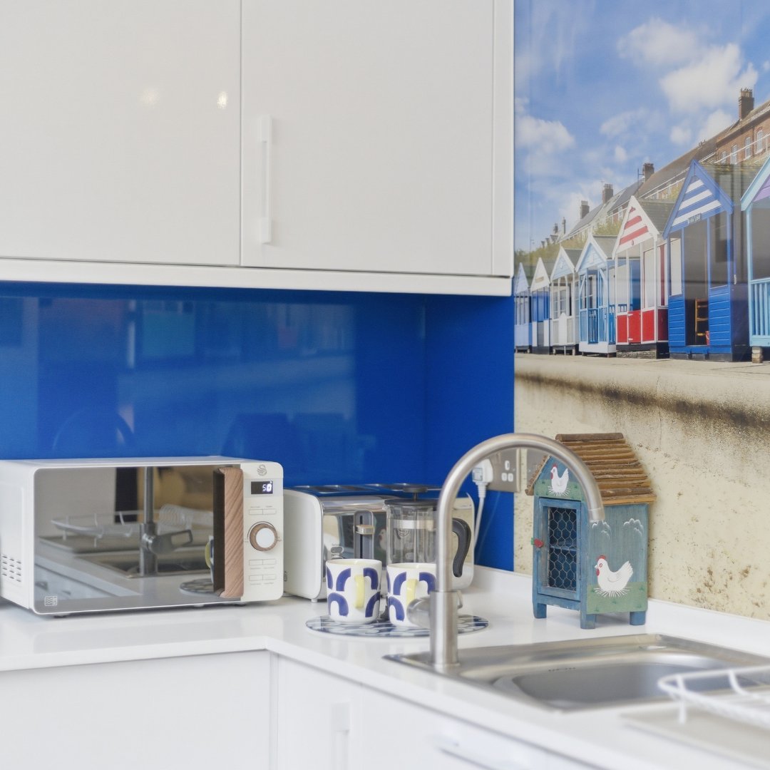 Discover The Shiny Pebble in #Southwold—a charming studio apartment for two, just steps from the magical seafront! Perfect for a #romantic getaway or a relaxing retreat, this hideaway is thoughtfully designed for comfort &amp; accessibility. 🌊✨ow.ly/94Mv50Yp1r9
#holidayhome