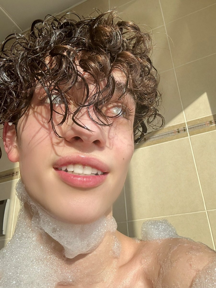 yz_209's tweet photo. #shower #riyadh 🤍🍍 https://t.co/wnARgvtae5