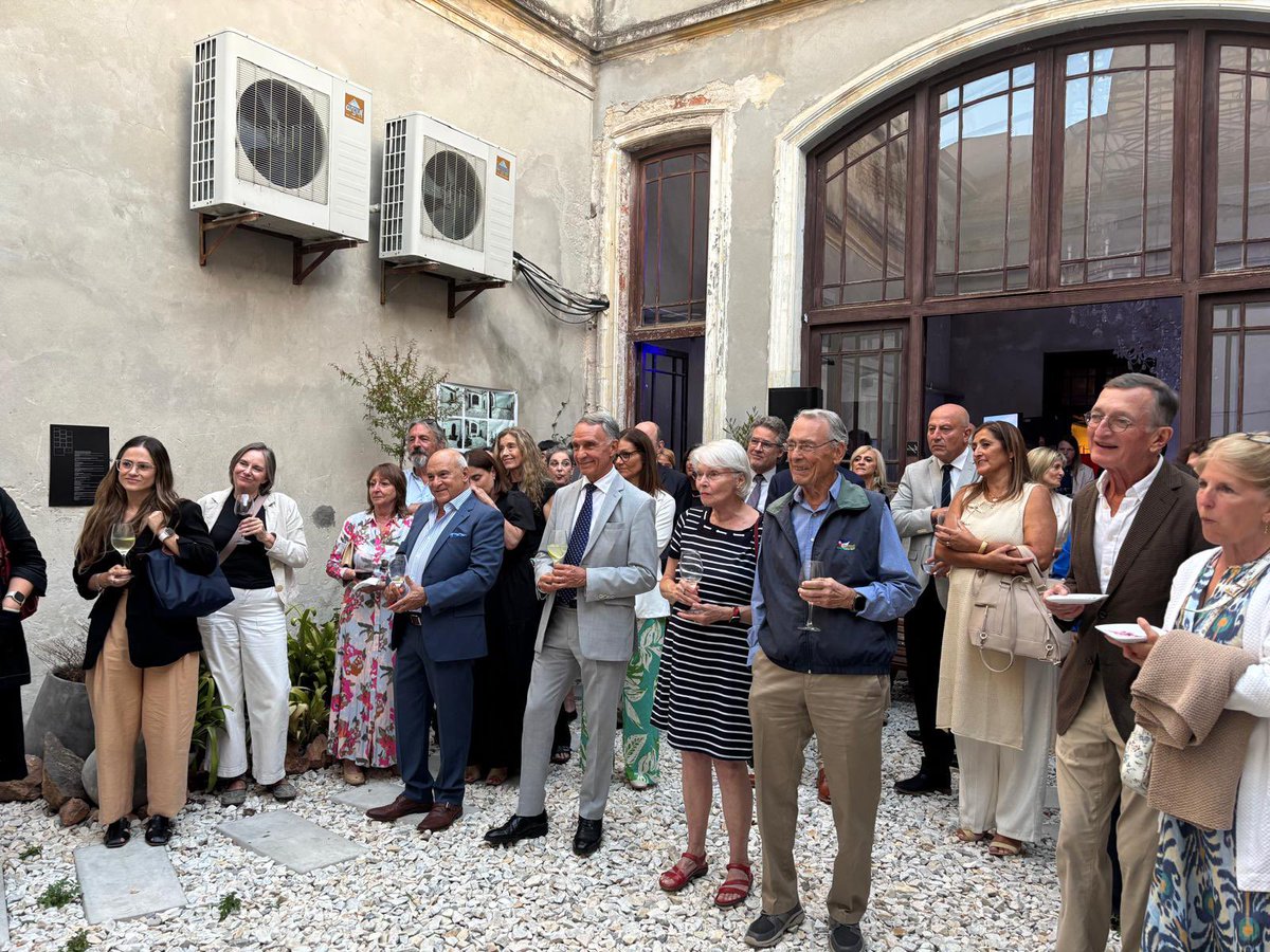 ✨A special evening celebrating Inuit knowledge, resilience, and culture—brought to life in a northern‑inspired setting at the MAPI, which also showcases the Inukshuk Irniq built on his first visit to Uruguay—a lasting northern presence in Montevideo ❄️